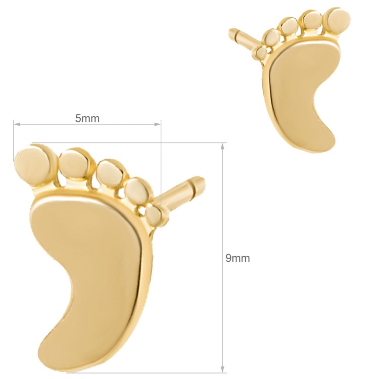 Złote kolczyki sztyfty w kształcie dziecięcych stópek na jasnym tle wymiary