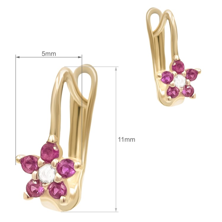 Para złotych kolczyków z kwiatkiem z różowych kamieni i jasnym środkiem na białym tle wymiary