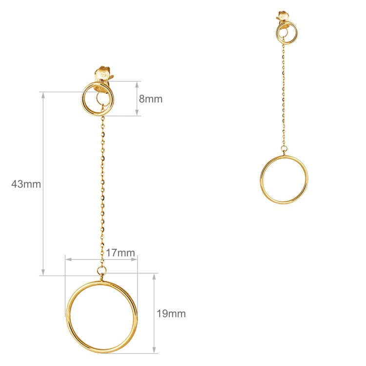 Złote kolczyki wiszące z łańcuszkiem i okrągłą zawieszką prezentowane w parze na jasnym tle wymiary