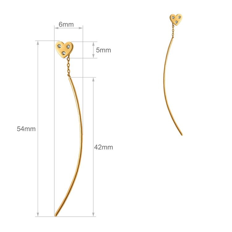 Złote kolczyki wiszące z motywem serca, cyrkoniami i długim smukłym elementem prezentowane w parze na jasnym tle wymiary