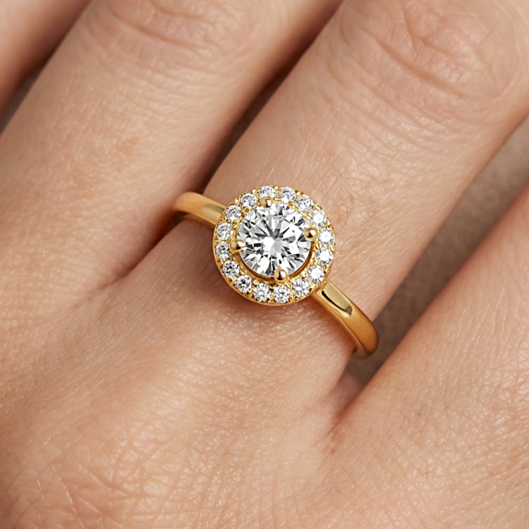 Złoty pierścionek z centralną cyrkonią i oprawą halo – subtelna klasyka