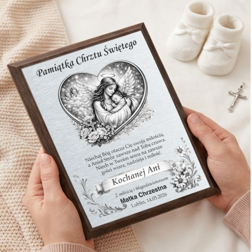 Obrazek z życzeniami i dedykacją na chrzest w dłoniach
