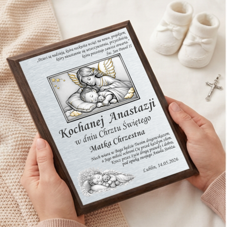 Obrazek na chrzest z dedykacją trzymany w ręku