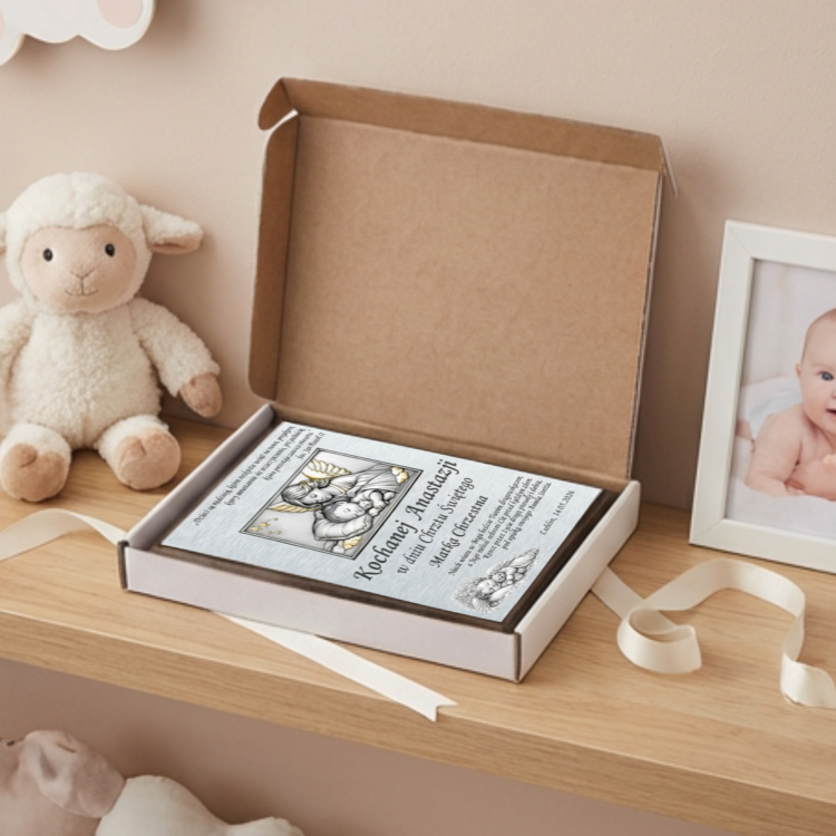 Obrazek na chrzest z dedykacją w pudelku na komodzie