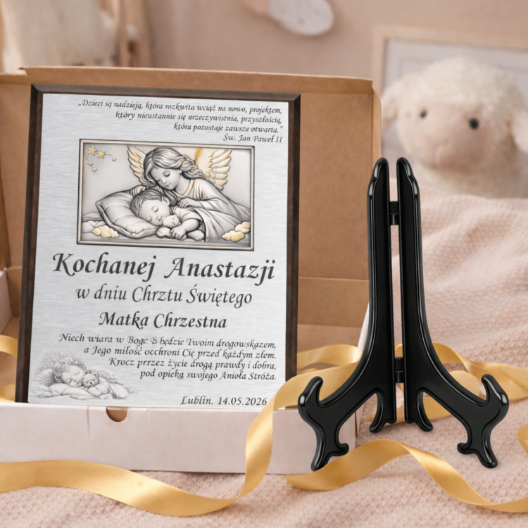 Obrazek na chrzest w pudelku z kokarda i stojakiem