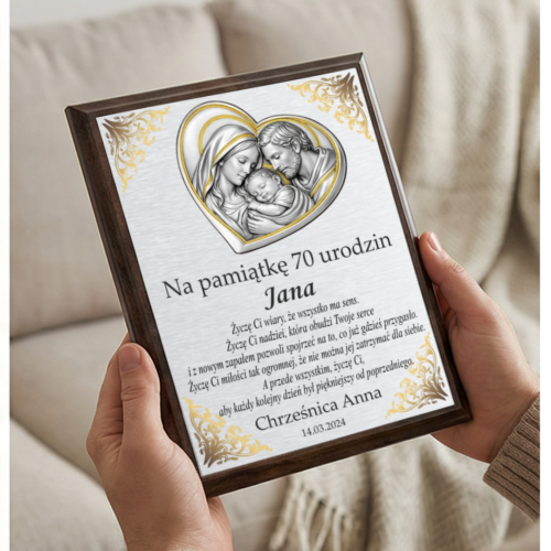 Obrazek ze świętą rodziną z dedykacja na urodziny w dłoniach