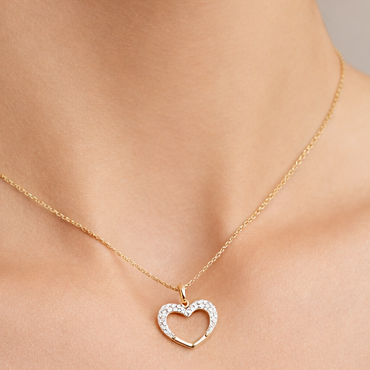 Złota zawieszka serce z cyrkoniami zbliżenie na szyi