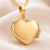Złota zawieszka puzderko serce zbliżenie