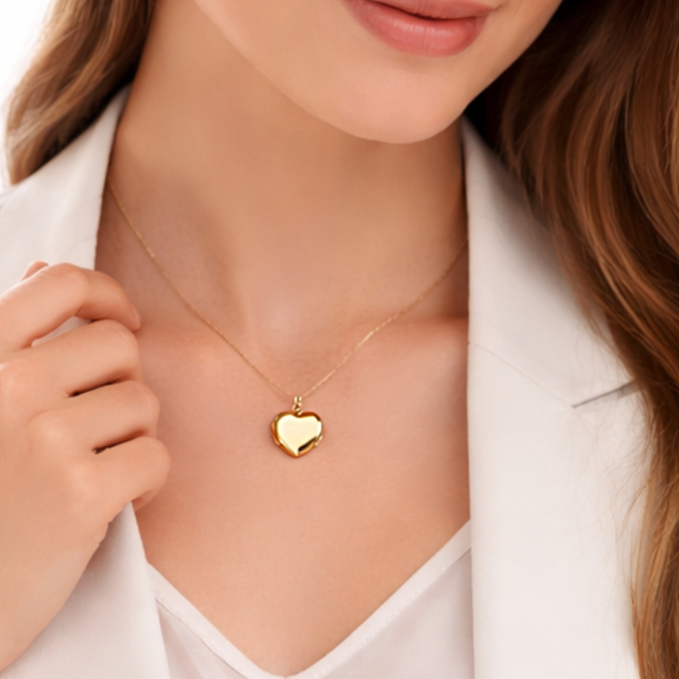 Złota zawieszka puzderko serce na szyi