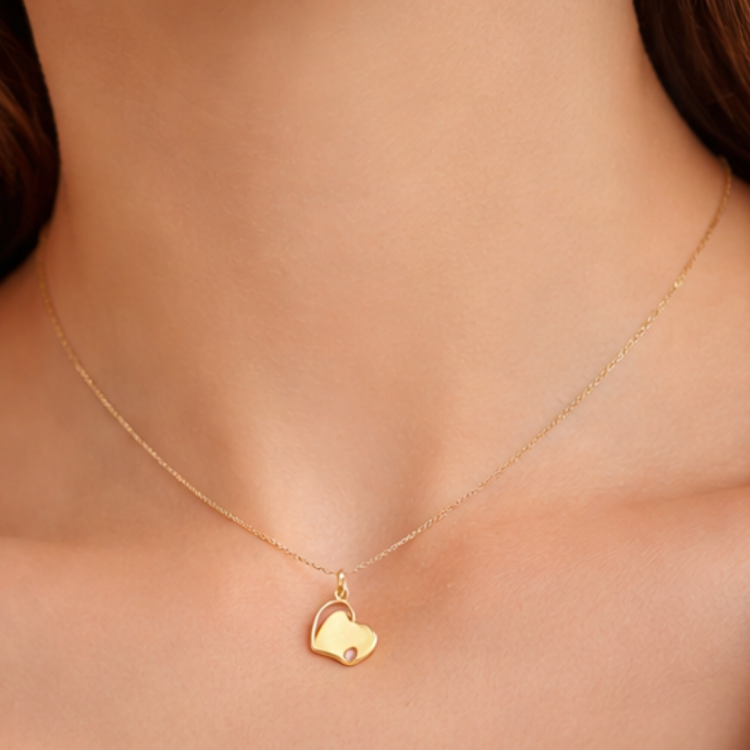 Złota zawieszka ażurowe serce na szyi zbliżenie