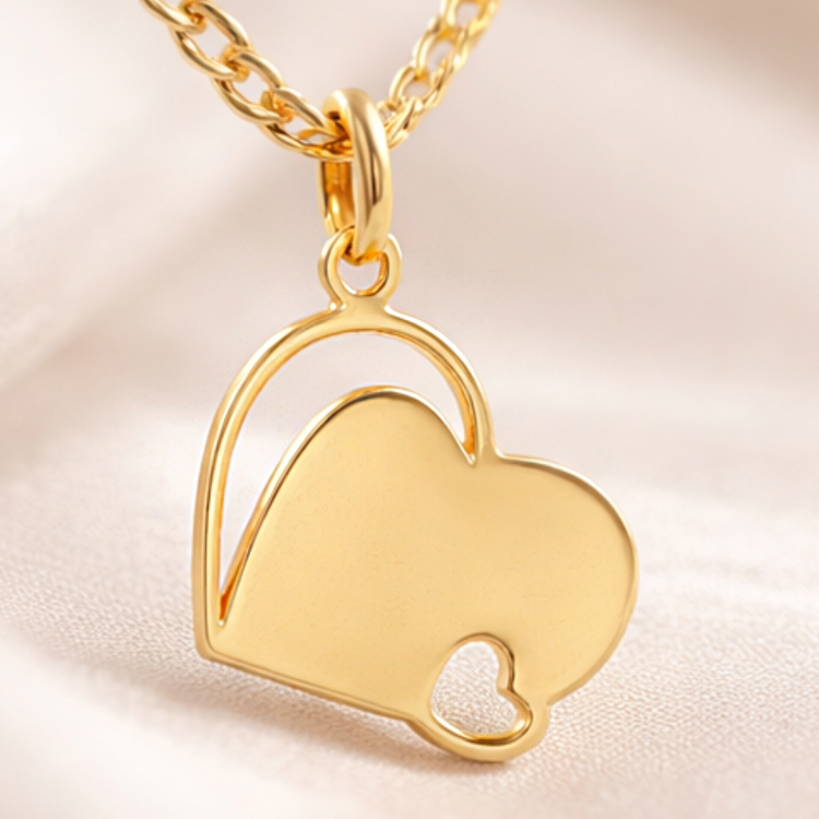 Złota zawieszka ażurowe serce zbliżenie