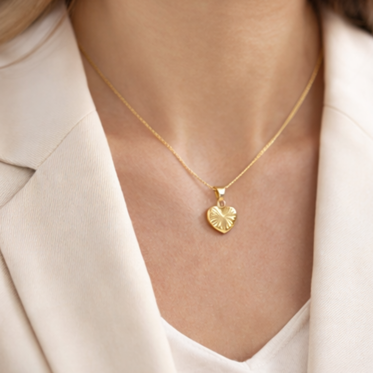 Złota zawieszka diamentowane serce na szyi