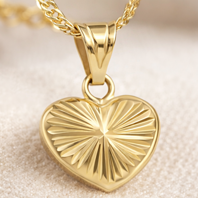 Złota zawieszka diamentowane serce zbliżenie