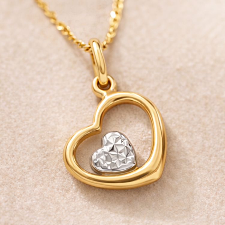 Złota zawieszka podwójne serce zbliżenie