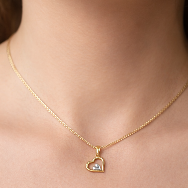 Złota zawieszka serce w sercu na szyi