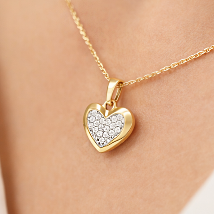 Złota zawieszka serce z cyrkoniami zbliżenie na szyi