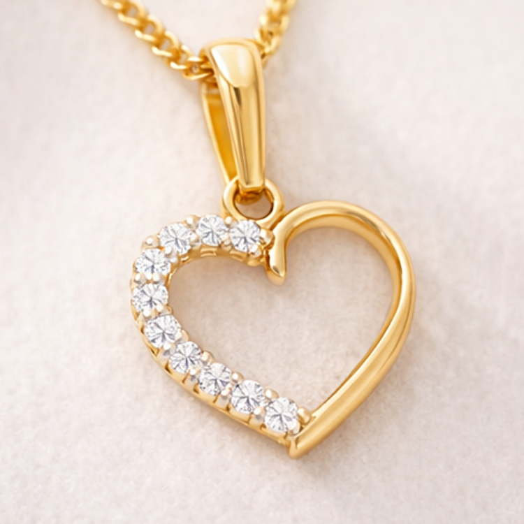 Złota zawieszka serduszko z cyrkoniami zbliżenie