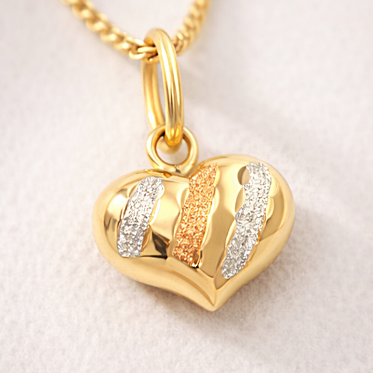 Złota zawieszka wypukłe serce zbliżenie