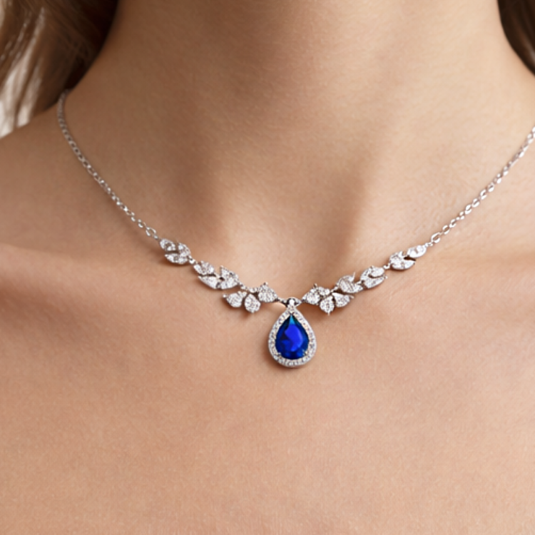 srebrny-naszyjnik-z-niebieska-cyrkonia-na-szyi.png