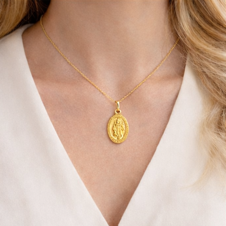zloty-medalik-matka-boska-na-szyi.png