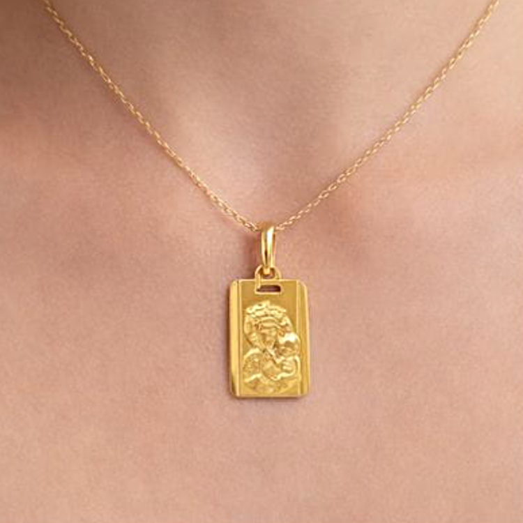 zloty-medalik-matka-boska-zblizenie (1).png