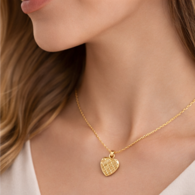 zlota-zawieszka-serce-na-szyi.png