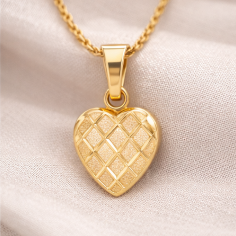 zlota-zawieszka-serce-zblizenie (1).png