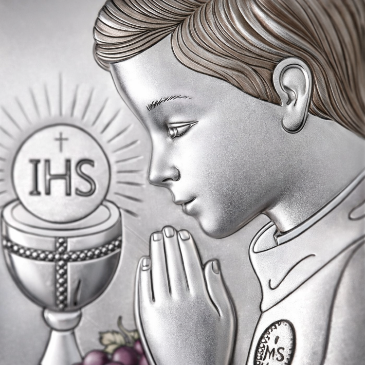 Makro detal srebrnego obrazka komunijnego – tłoczenia 3D, twarz chłopca i kielich z hostią