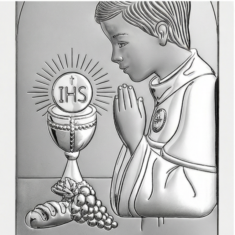 Obrazek srebrny na Komunię – detal graweru: chłopiec modlący się, kielich i hostia IHS, zbliżenie