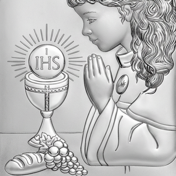 Zbliżenie na srebrny obrazek komunijny – dziewczynka w modlitwie przy kielichu z hostią IHS, detal wykonania