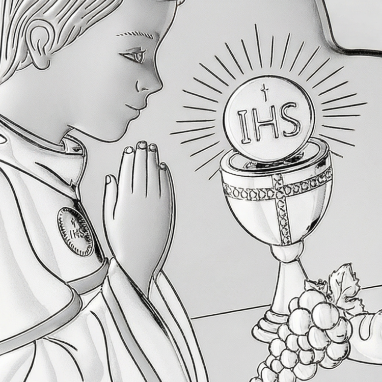Zbliżenie na srebrny obrazek komunijny – chłopiec w modlitwie przy kielichu z hostią IHS i winogronami, detal reliefu