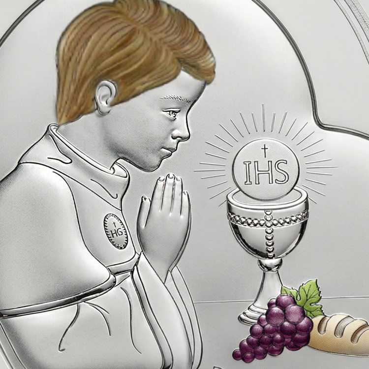 Zbliżenie na srebrny obrazek komunijny 925 – chłopiec w modlitwie przy kielichu z hostią IHS, winogrona i chleb, detal reliefu