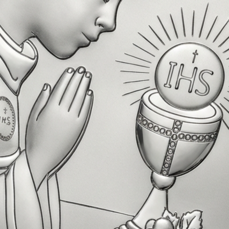 Zbliżenie na obrazek komunijny – detal hostii IHS nad kielichem, winogrona i chleb, chłopiec w modlitwie, relief