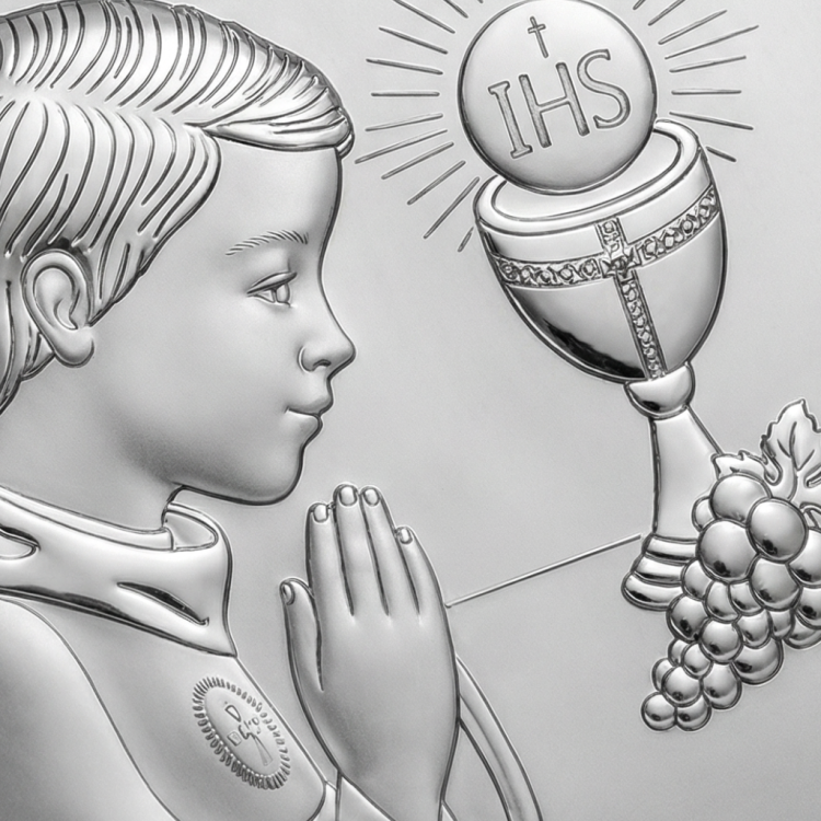 Zbliżenie na srebrny obrazek komunijny – chłopiec w modlitwie, hostia IHS nad kielichem oraz winogrona, detal reliefu