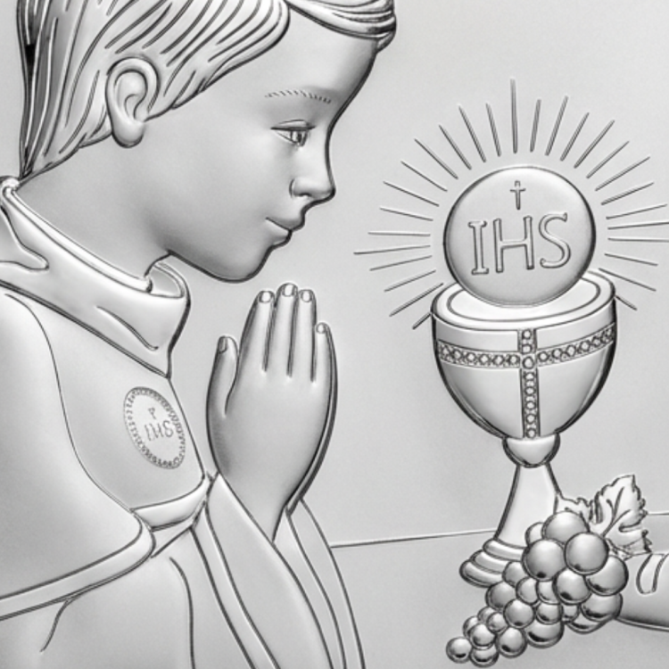 Zbliżenie na obrazek komunijny – chłopiec w modlitwie, hostia IHS nad kielichem oraz winogrona, detal reliefu