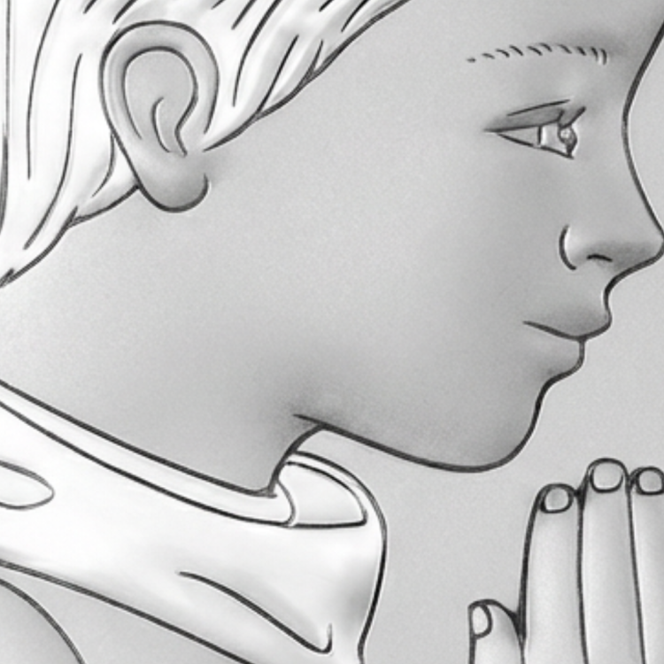 Zbliżenie na srebrny obrazek komunijny – detal reliefu chłopca w modlitwie, precyzyjne wykonanie