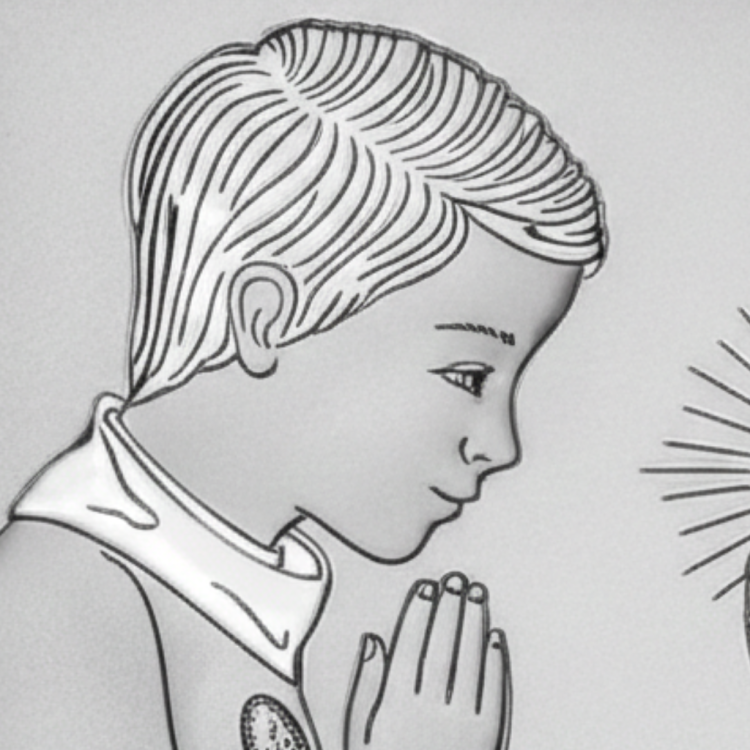 Zbliżenie na srebrny obrazek komunijny – detal reliefu chłopca w modlitwie, precyzyjne wykonanie pamiątki komunijnej