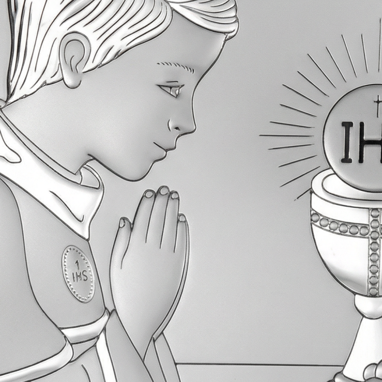 Zbliżenie na srebrny obrazek komunijny – chłopiec w modlitwie przy kielichu z hostią IHS, detal reliefu i winogron