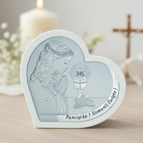 Zbliżenie na srebrny obrazek na komunię – dziewczynka w modlitwie, hostia IHS nad kielichem, winogrona i chleb, detal pamiątki