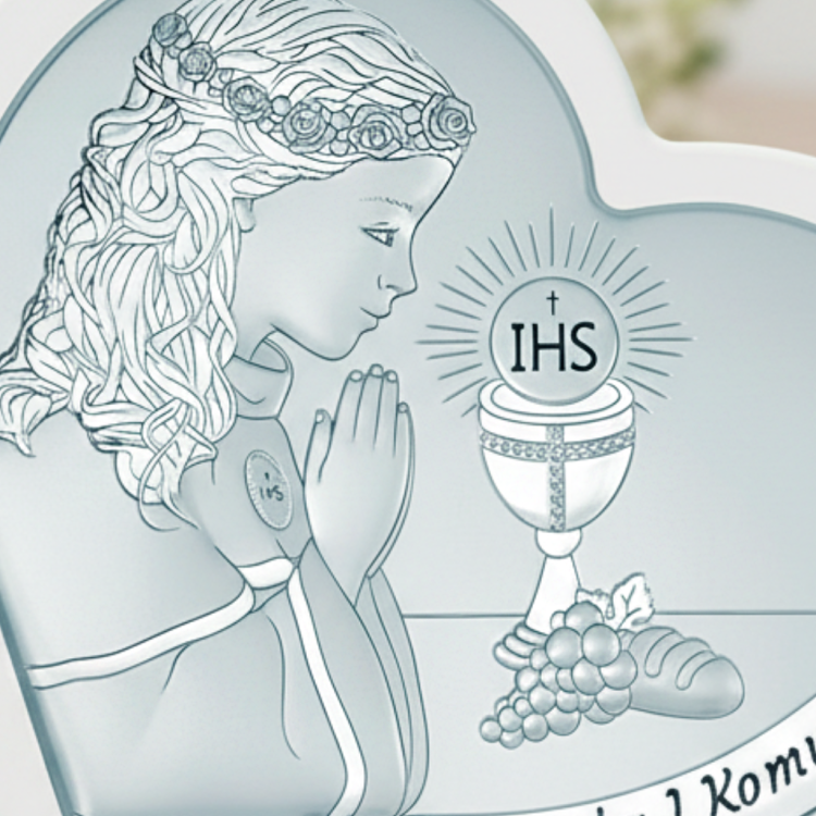 Zbliżenie na srebrny obrazek na komunię – dziewczynka w modlitwie, hostia IHS nad kielichem, winogrona i chleb, detal pamiątki