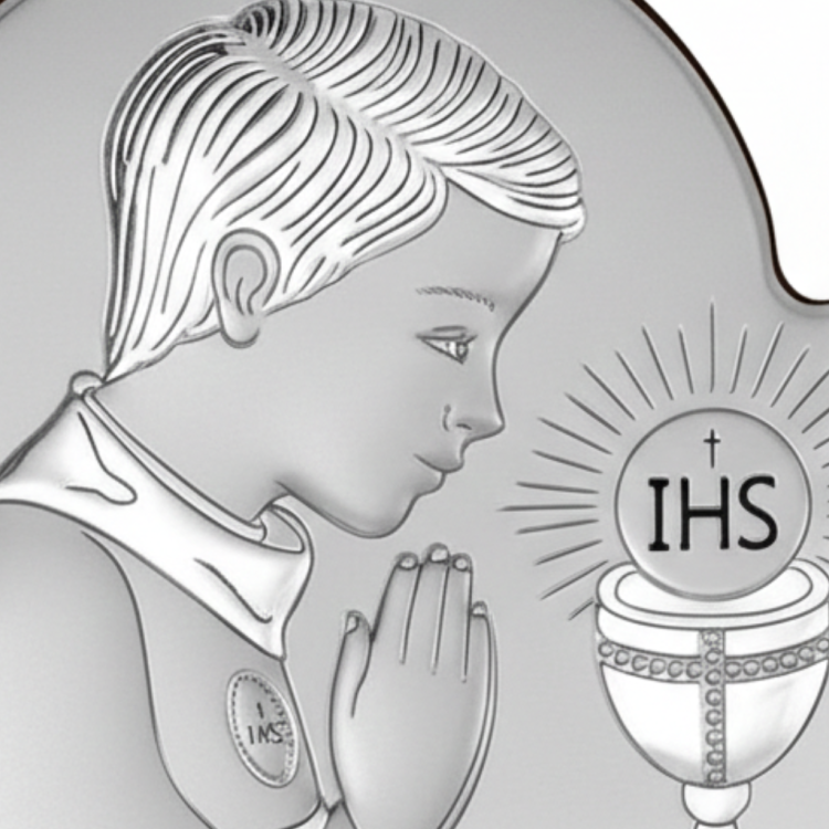 Zbliżenie na detal srebrnego obrazka komunijnego – chłopiec modlący się, hostia z napisem IHS nad kielichem, tłoczone wykończenie