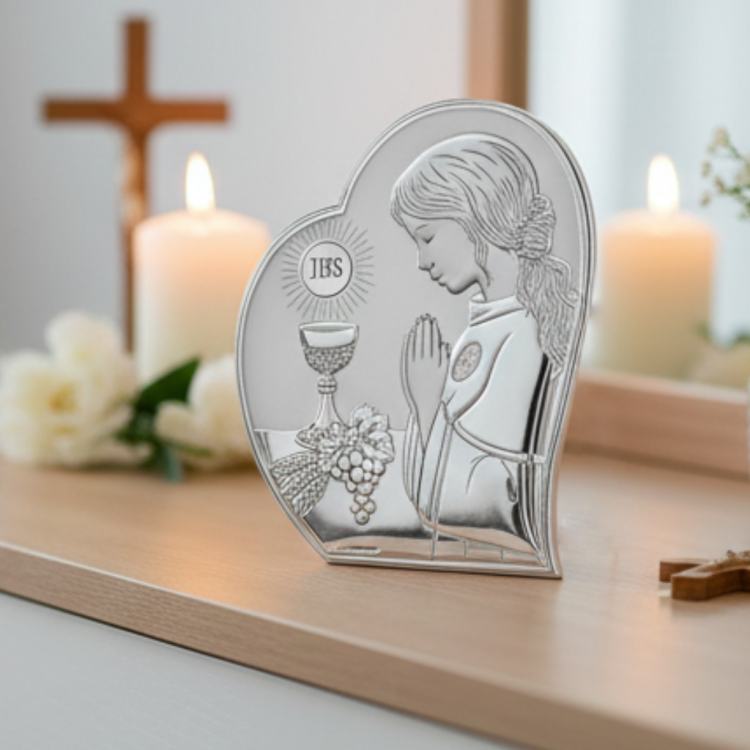 Obrazek na Pierwszą Komunię Świętą z dziewczynką w modlitwie na tle krzyża i świec