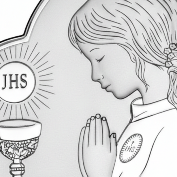 Zbliżenie na grawerunek dziewczynki komunijnej z hostią JHS i kielichem na srebrnym obrazku