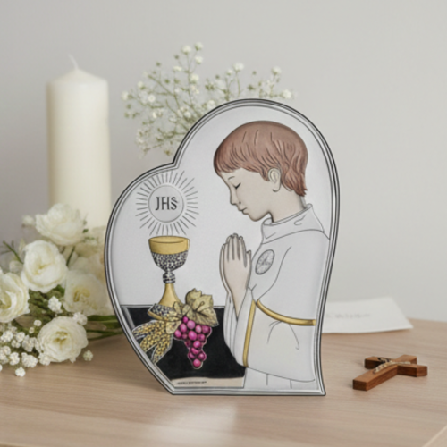 Pamiątka Pierwszej Komunii Świętej – obrazek z chłopcem w modlitwie na tle świecy i krzyża
