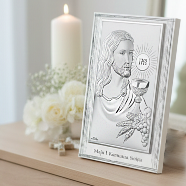 Obrazek na Pierwszą Komunię Świętą w ramce z Jezusem i kielichem JHS ustawiony przy świecy i kwiatach
