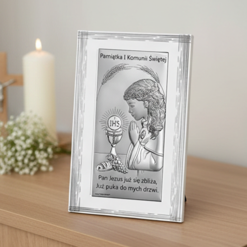 Obrazek na Pierwszą Komunię Świętą w ramce z dziewczynką w modlitwie i symbolem JHS, aranżacja ze świecą i krzyżem