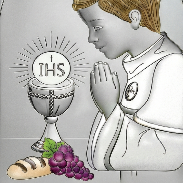 Zbliżenie na hostię IHS, kielich oraz winogrona i chleb na srebrnym obrazku komunijnym z chłopcem