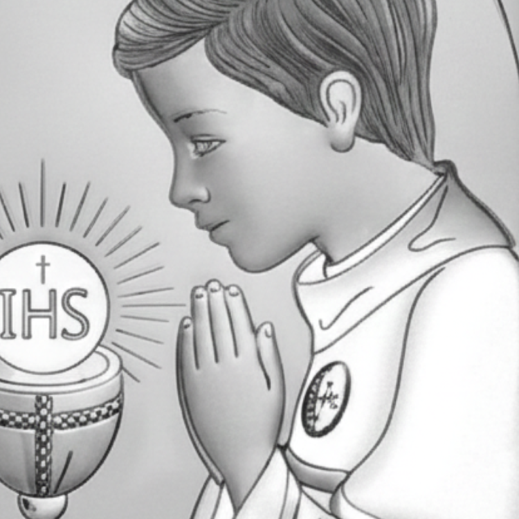 Zbliżenie na profil modlącego się chłopca i hostię IHS na srebrnym obrazku komunijnym