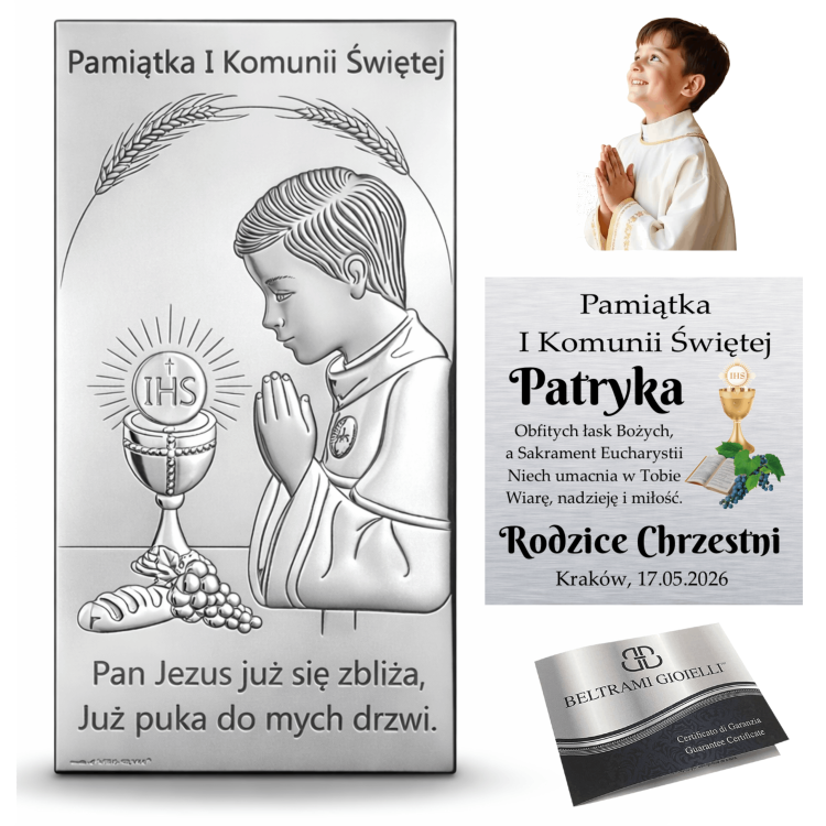 Kolaż: srebrny obrazek „Pamiątka I Komunii Świętej” z modlącym się chłopcem i kielichem IHS, wizualizacja personalizacji