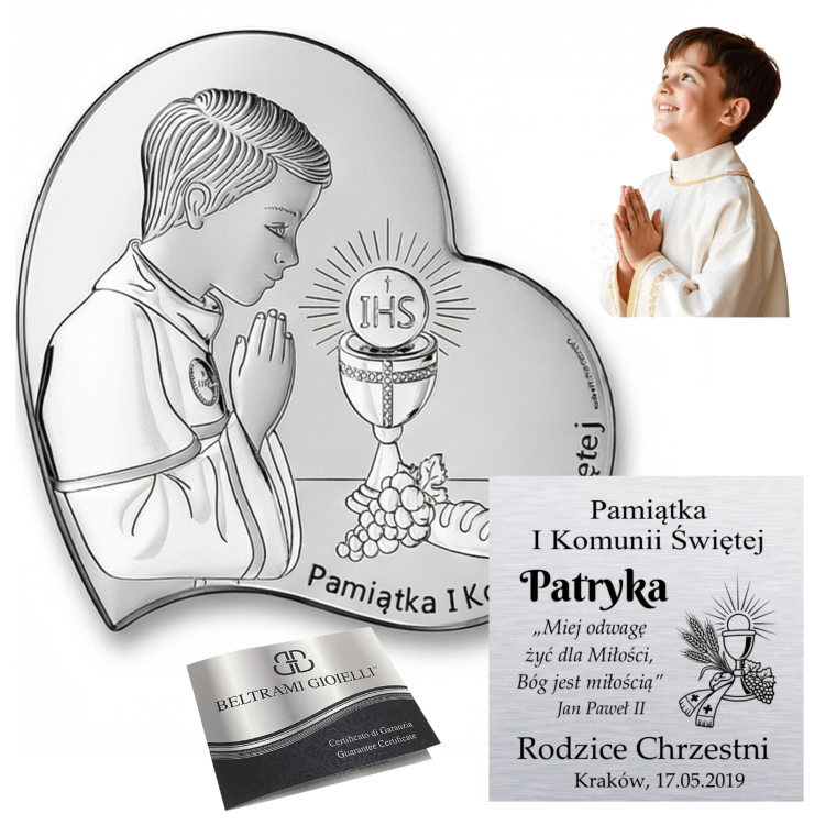 Kolaż: srebrny obrazek na I Komunię w kształcie serca z modlącym się chłopcem i kielichem IHS, wizualizacja graweru oraz certyfikat Beltrami Gioielli.